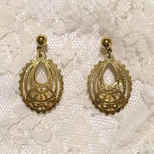 Vintage Earrings Gold Tone Tear Drop Cutwork Filigree Dangly Pierced